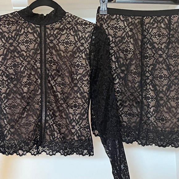 Aritzia-Black Lace Mock Neck Top - Picture 5 of 7